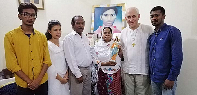 Una familia en Pakistán reza por la canonización de su hijo mártir