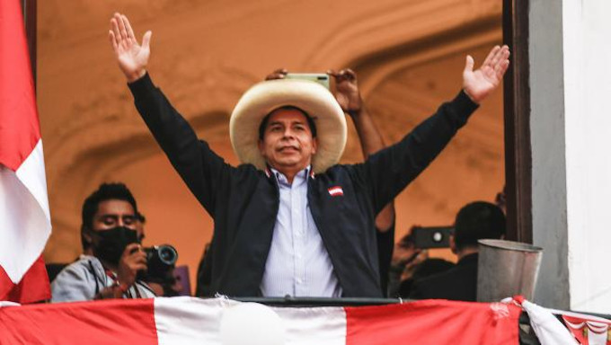 El comunista Pedro Castillo se autoproclama presidente del Perú