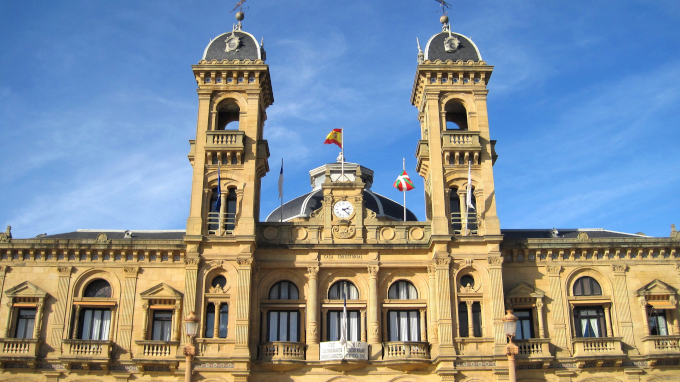 El Ayuntamiento de San Sebastián pregunta si los menores son niños, niñas o no binarios