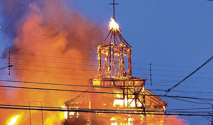 La diócesis chilena de Ancud condena que vaya a quedar impune el incendio de la iglesia de San Francisco