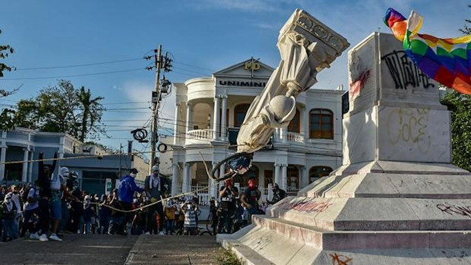 Derriban en Barranquilla la estatua centenaria de Colón al grito de «asesino»