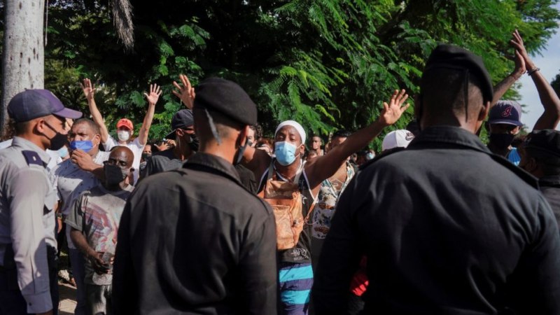 Jornada de histricas protestas y violenta represin resquebrajan el Paraso comunista cubano