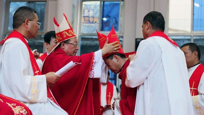 Obispo funcionario de la dictadura comunista consagra al quinto obispo fruto del acuerdo entre el Vaticano y China