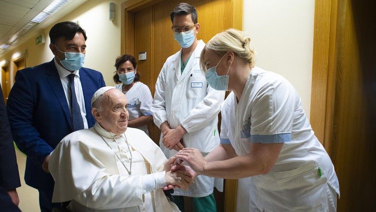 El Papa ingresa en el Gemelli