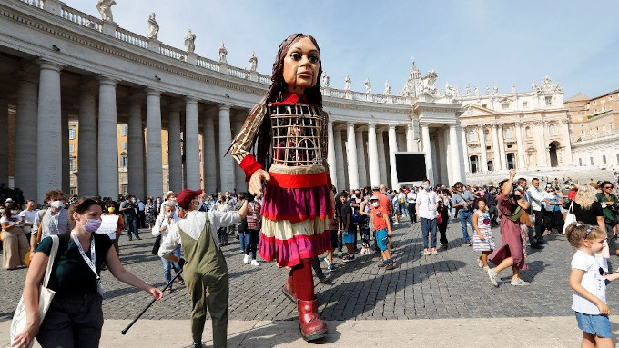Amal se pasea por el Vaticano