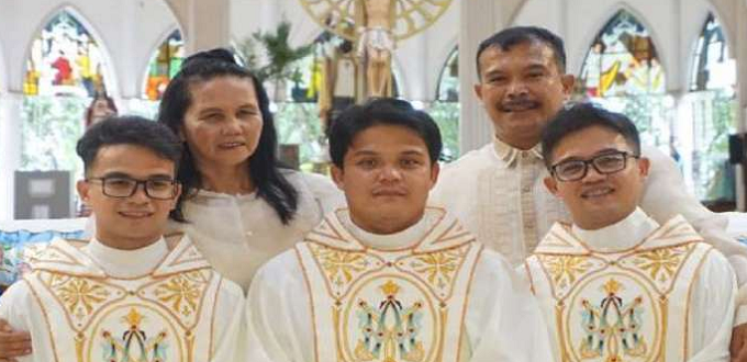 La Iglesia filipina convierte a tres hermanos en sacerdotes en la misma ceremonia