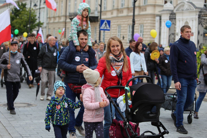 Miles de polacos en la marcha por la vida y la familia: Papa, est presente, guenos y protjanos