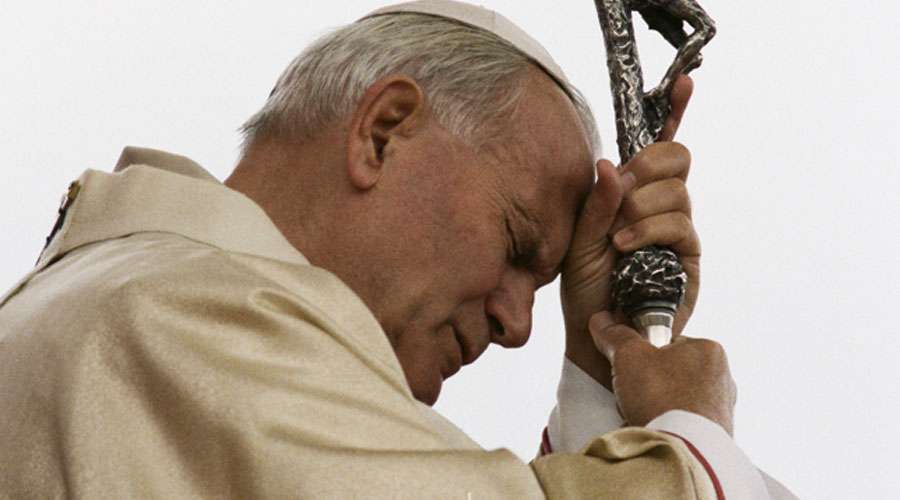 Francisco defiende la memoria de San Juan Pablo II ante las infames acusaciones de Pietro Orlandi