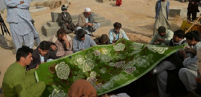 Ataque islámico suicida en mezquita deja al menos 50 muertos en Afganistán