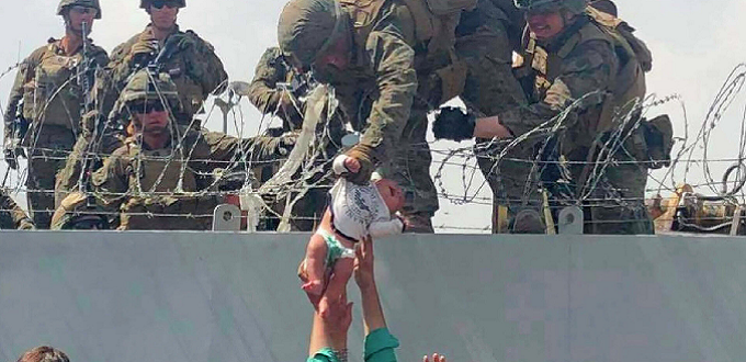 Bebé rescatada en Afganistán por militares ya se encuentra con su familia en Arizona