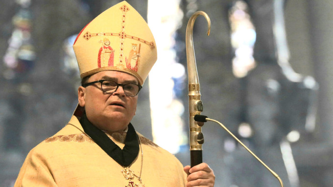 El obispo de Augsburgo recuerda que no hay ningún margen para ordenar sacerdotalmente a las mujeres