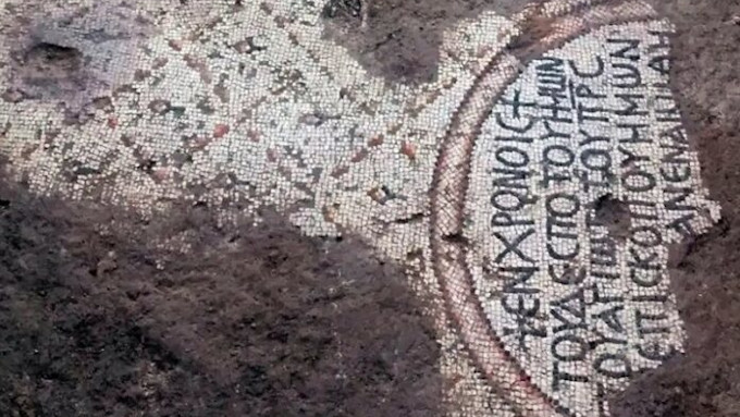 Arqueólogos encuentran mosaicos que pueden ser de la iglesia de los apóstoles en Betsaida