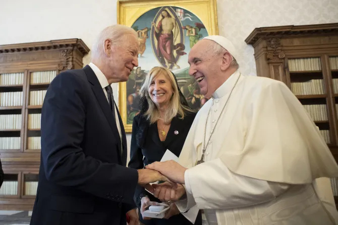 Según Biden el Papa le dijo que era «un buen católico» y que debía «seguir recibiendo la Comunión», el Vaticano declina comentar