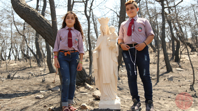 Niños libaneses rezan el Rosario en un bosque quemado en agradecimiento a la Virgen por salvarles del fuego