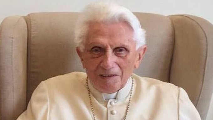 Benedicto XVI logra descansar y está absolutamente lúcido y estable dentro de su gravedad