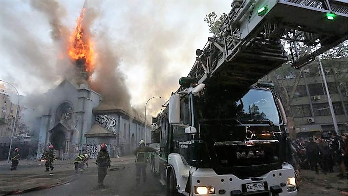 La plaga de incendios de templos cristianos vuelve a Chile