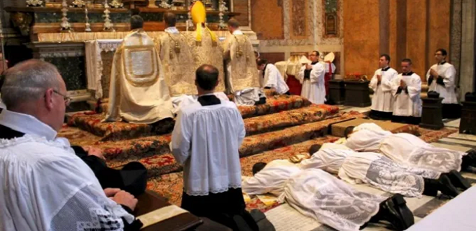 Los católicos que asisten a Misa desaprueban las limitaciones impuestas a la misa tradicional, pero el Papa Francisco mantiene popularidad