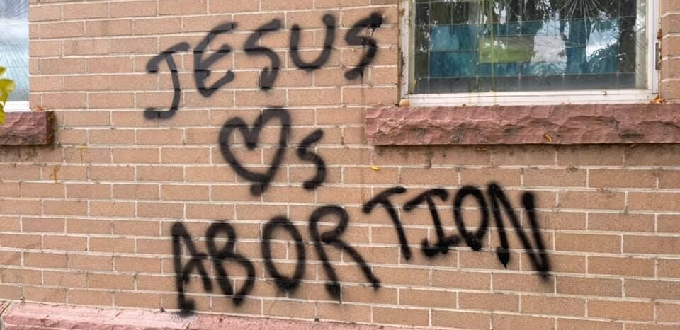 Otra iglesia vandalizada en Texas por defensores del aborto