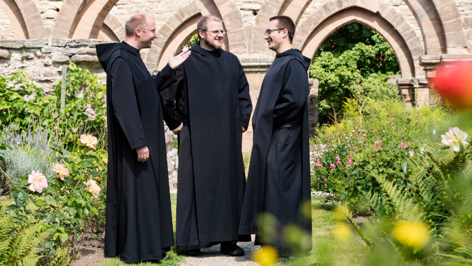 Dos monjes benedictinos alemanes publican un libro para orientar a hombres que quieren entrar en una comunidad religiosa
