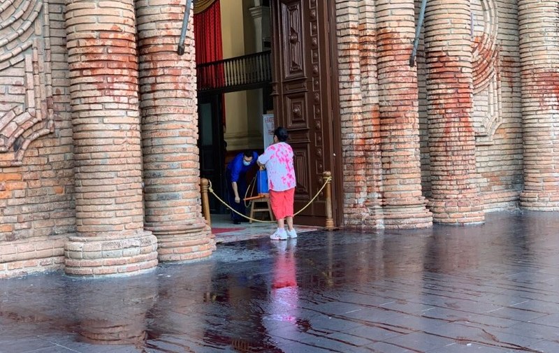 Feministas vandalizan catedral de Bolivia tras irrumpir en Misa