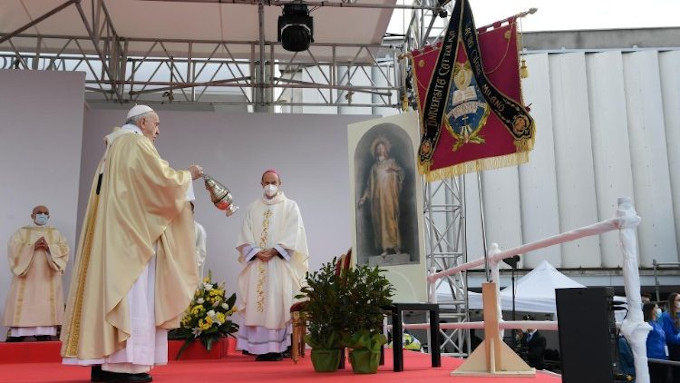 Francisco: «Una palabra fraternal, una sonrisa, una caricia en la cara, puedan dar sentido al da de un enfermo»