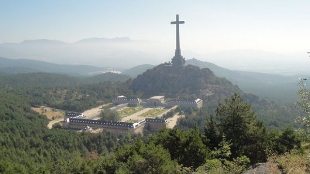 El gobierno socialcomunista cambiar Valle de los Cados por Valle de Cuelgamuros