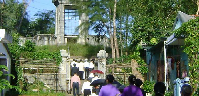 Los católicos vietnamitas rezan por sus amados antepasados