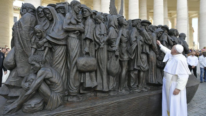 Instalan un cdigo QR en la escultura sobre inmigrantes de la Plaza de San Pedro