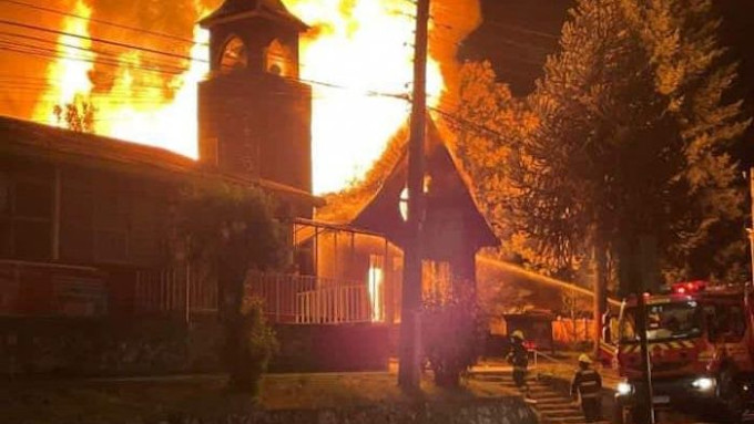 Incendio destruye la histórica iglesia de San Sebastián de Curarrehue en Chile