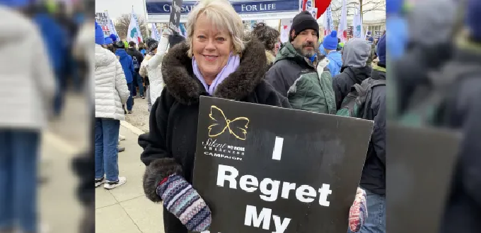 Mujeres con carteles de «Me arrepiento de mi aborto» en la Marcha por la Vida, inicio de un camino de sanación
