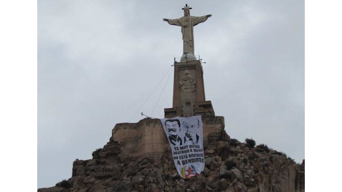 Profanan la imagen del Cristo de Monteagudo colocando una pancarta con los rostros de Stalin y Lenin