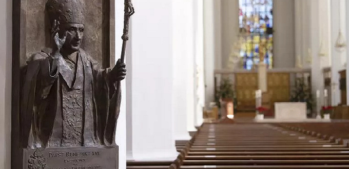 Sacerdote reflexiona sobre la mesurada respuesta del papa emrito a los injustos ataques en su contra