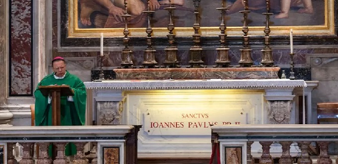 Catlicos polacos rezan por el fin del conflicto en Ucrania en la tumba de San Juan Pablo II