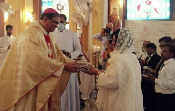 El arzobispo de Karachi bendice y envía como catequistas y agentes de pastoral a 18 seglares