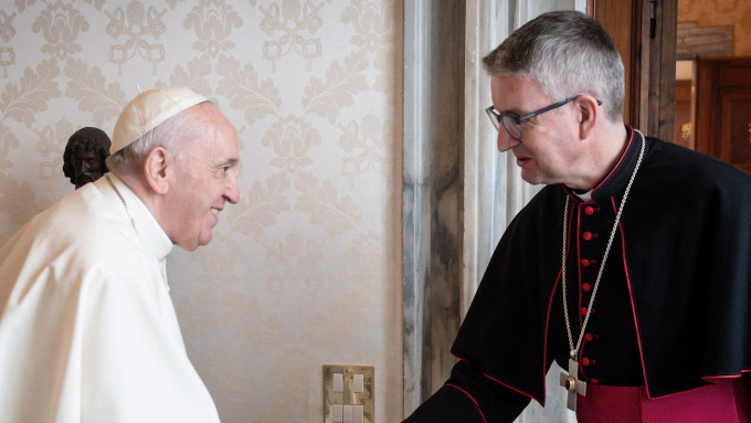 El obispo de Maguncia asegura que el Papa cuestionó críticamente la Asamblea Sinodal Alemana al reunirse con él