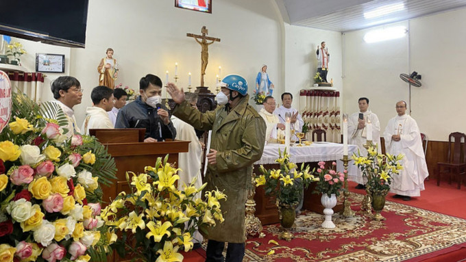 Funcionarios comunistas interrumpen una Misa oficiada por el arzobispo de Hanoi