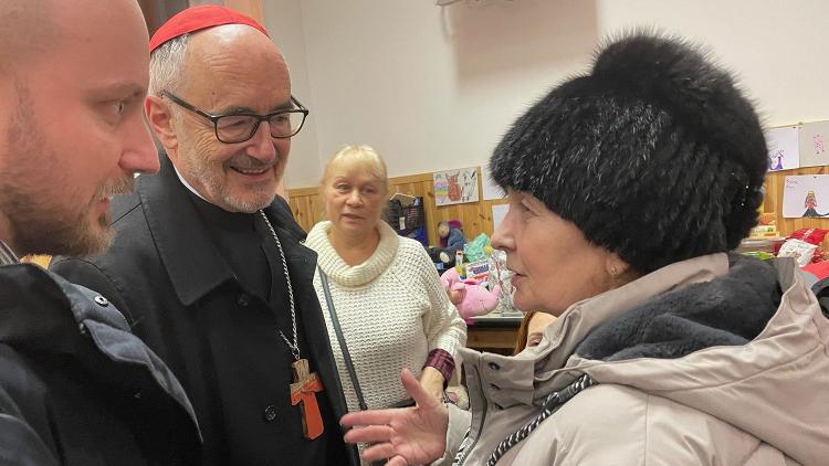 El cardenal Michael Czerny vuelve a visitar a los refugiados que huyen de la guerra en Ucrania