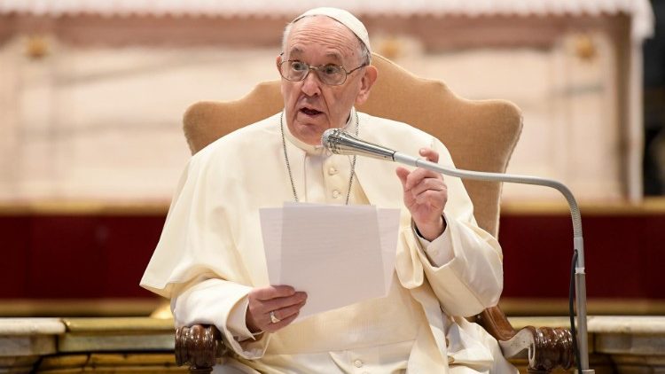 El Papa reza y pide a dos mil estudiantes de Milán que recen por los niños ucranianos que viven bajo las bombas