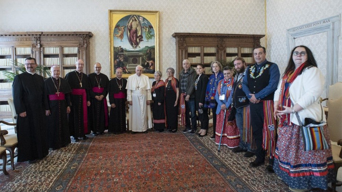 Francisco recibe a indígenas canadienses tras la polémica sobre los restos mortales de niños en colegios católicos