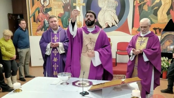 P. Lucas Perozzi: la gente viene a confesarse y nos pide que los casemos para vivir estos das en gracia de Dios