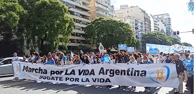 Decenas de miles de personas se unieron a la marcha por la vida en Argentina