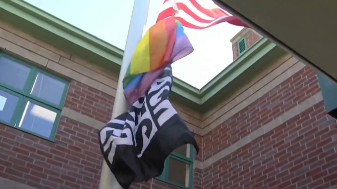 Escuela jesuita se niega a arriar banderas del Orgullo Gay y Black Lives Matter a pesar de que se lo pide el obispo