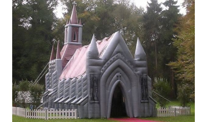 Fieles de un pueblo francs piden que su ayuntamiento adquiera una iglesia hinchable tras ao y medio sin poder usar el templo