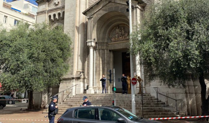 Un enfermo psiquitrico apuala a un sacerdote y hiere a una monja en Niza