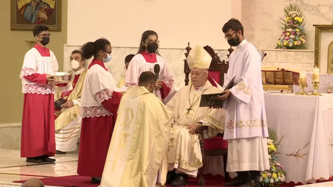 Primera ordenacin sacerdotal en la historia de Omn, pas de mayora musulmana