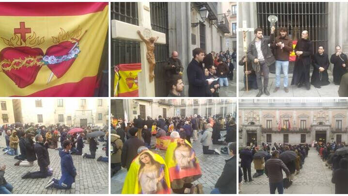 Cientos de hombres rezan el Rosario en la Plaza de la Villa de Madrid