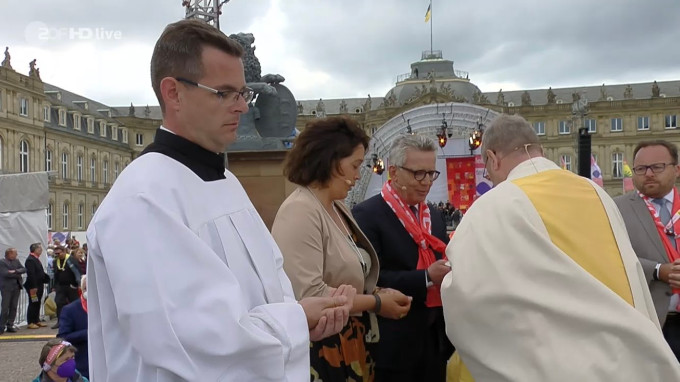 Mons. Btzing dio la comunin a un lder de los luteranos alemanes