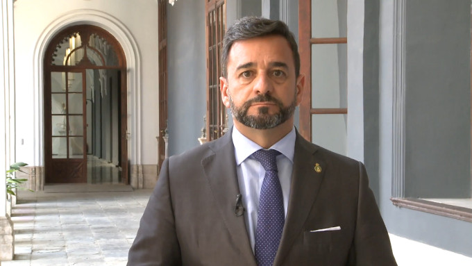 El consejero de Educación de Andalucía niega que se vaya a reducir el número de horas de la clase de religión