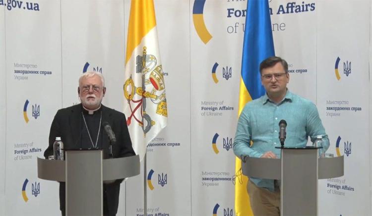 Gallagher vuelve a ofrecer la mediación de la Santa Sede en Ucrania y pide que no haya una nueva carrera armamentística