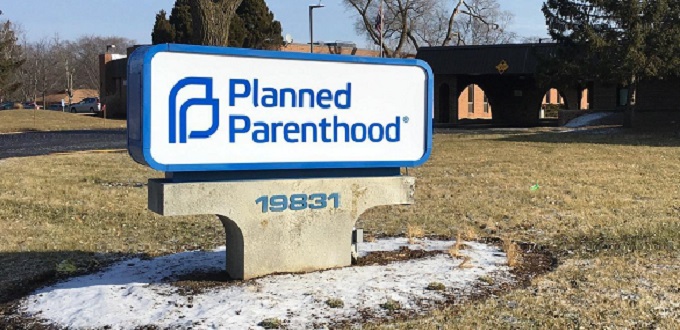 Un empleado de Planned Parenthood oculta la gravedad de un aborto chapucero en una llamada al 911